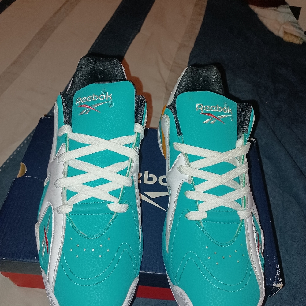 Reebok - Picture 2 of 6
